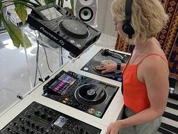 DJ DASER Էլեկտրոնային երաժշտության դասեր DJ Դասնթացներ DJ School DJEING уроки диджеинга с